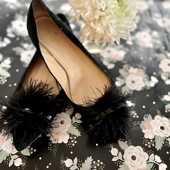 Fun, Flirty Flats! These darling black flats you can dress up or stay causal! - Picture 1 of 8